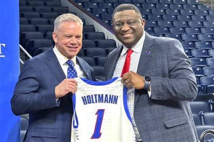 Chris Holtmann: A Comprehensive Biography of the Acclaimed Basketball Coach