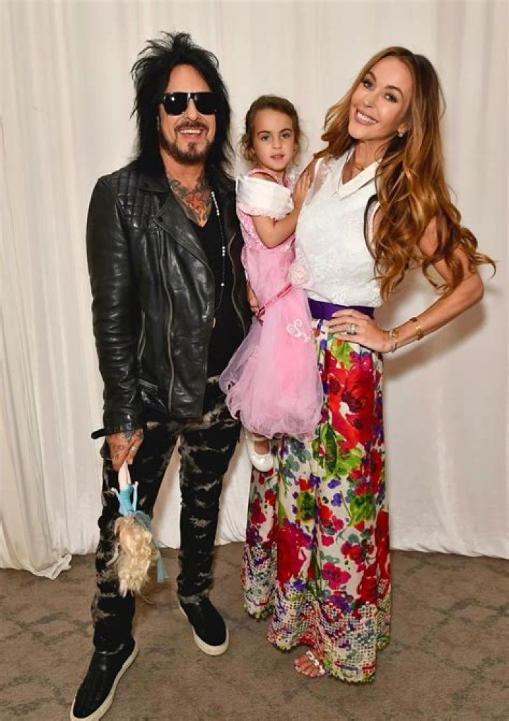 Find Out: What is Courtney Sixx's Height?